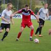 Einer gegen viele. Kein Durchkommen gab es für die Aindlinger – hier am Ball Tobias Hildmann – gestern Abend gegen den FC Stätzling. Links Marvin Gaag, der kurz vor der Pause das entscheidende Tor für den Aufsteiger schoss. 