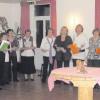 Die Chorgemeinschaft der Singrunde, ein Produkt der Hollenbacher Dorferneuerung, gestaltete den diesjährigen Jahresempfang der Gemeinde Hollenbach. Rechts Chorleiter Siegfried Bradl.