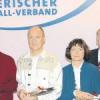 Ausgezeichnet wurden ehrenamtliche Helfer (von links): Karl Hopfner, Vorstandsmitglied des FC Bayern München, Josef Glenk (FC Weil), Ulrich Sawrun (SF Windach), Rosi Schwaiger (TSV Schondorf), Heinz Winkler (BFV-Bezirksvorsitzender) und Hans Melch, Kreisehrenamtsbeauftragter. 