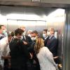 Bei einem Besuch der Uniklinik Gießen drängen sich Bundesgesundheitsminister Spahn (CDU, l), und Hessens Ministerpräsident Bouffier (CDU, M) mit Begleitern im Fahrstuhl.