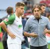 Von wegen mutig: FCA-Trainer Martin Schmidt und Florian Niederlechner bei der Fehleranalyse nach dem Spiel gegen Leverkusen.