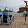 Blick auf den leeren Strand von El Arena auf Mallorca. Nach einer langen Serie von Rekordjahren bleiben die Touristen plötzlich weg. 