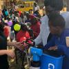 Einen ihrer Wasserfilter hat Drita Schneider an eine Schule für blinde und gehörlose Kinder in Kenia übergeben. Hier ertastet ein Mädchen das Gerät. 	