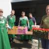 Die ehrenamtlichen Helfer beim Mosten vom Gartenbau Verein waren: (von links): Stefan Zimmermann, Ulrich Grassinger, Klaus Zimmermann und Stefan Bromby. Tobias Hämmer (rechts) lieferte die Ä„pfel an.