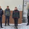 Schnee und Wind können ihnen nichts anhaben: Mödingens Bürgermeister Walter Joas, Hermann Rupp, Qualitätsbeauftragter und zuständig für Natura 2000, Försterin Hanna Schnell und Marc Koch, Leiter der Forstverwaltung am AELF Nördlingen-Wertingen.  	