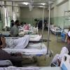 Sie haben überlebt: Menschen, die bei den Anschlägen auf den Flughafen von Kabul verletzt wurden, liegen in Betten im Wazir Akbar Khan Krankenhaus 