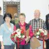 Die neuen Ehrenmitglieder Paula Vogel und Friedrich Mayer bekamen Blumen als Dankeschön.