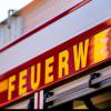 Auf dem Einsatzfahrzeug ist in gelber Farbe der Schriftzug «Feuerwehr» zu lesen.