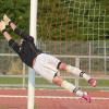 So schön wird MSV-Keeper Adrian Wolf länger nicht mehr fliegen - er zog sich eine Adduktorenverletzung zu. 