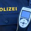 In Bellenberg haben Polizisten einen jungen Mann davon abgehalten, unter dem Einfluss von Alkohol und Cannabis mit dem Mofa weiterzufahren.  