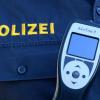 1,5 Promille Alkohol hatte ein 35-Jähriger Bulldogfahrer im Blut, den die Dachauer Polizei am Mittwoch im Raum Indersdorf kontrollierte. Weil er nicht zur Blutentnahme wollte, schlug er einen Polizisten mit der Faust ins Gesicht.