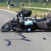 Bei einem Zusammenstoß mit einem Lastzug hat sich ein Motorradfahrer schwer verletzt. An seiner Maschine entstand ein Totalschaden. 