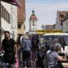 Auf dem Georgimarkt in Dillingen war am Sonntag einiges los. Zahlreiche Besucherinnen und Besucher stöberten durch die Stände, genossen die Sonne am Nachmittag oder die Fahrgeschäfte.