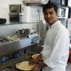 Muhammad Rezaul Karim bereitet im Gasthof Adler in Mittelneufnach auch Pizza zu. 