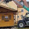 Kurzerhand eingepackt und auf's Sportgelände verfrachtet wurde in Biberbach eine ganze Gartenhütte. Die Beachvolleyballer freuen sich über das Häusle und die hoffentlich bald startende Saison. 