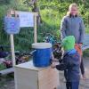 An der „Hände-Wasch-Station“ können die Kinder des Kühbacher Waldkindergartens ihre Hände gründlich sauber machen.  	
