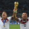 Bastian Schweinsteiger (l) und Lukas Podolski wurden zusammen Weltmeister.