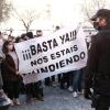 "Schluss damit, ihr ruiniert uns" steht auf einem Banner, das Demonstranten während einer Kundgebung vor dem Consolat de Mar halten, dem Sitz der Regierung der Balearen in Palma de Mallorca.