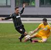 In der ersten Halbzeit scheiterte Dominik Kohr noch an Fürths Keeper Wolfgang Hesl, im zweiten Durchgang schossen die Augsburger dann aber noch den 2:1-Sieg heraus.