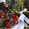 Blumen, Kerzen und Kränze liegen im Siebentischwald, wo der Augsburger Polizist   Mathias Vieth von Unbekannten erschossen wurde. 