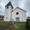 Ein Bauzaun deutet es an: Die Schwörsheimer Kirche ist momentan gesperrt.