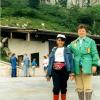 In den Bergen wandern ist für Berta Hampel und Enkelin Alissa eine Freude und Leidenschaft. Das Bild zeigt die beiden im Jahr 1991 am Obersalzberg vor der Auffahrt zum Kehlsteinhaus. 