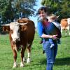 Franziska Wagner führt ihre Kühe im Sommer täglich zweimal von der Weide zum Stall, um sie zu melken. Der jüngste ihrer vier Kinder, der einjährige Kilian, ist oft im Tragetuch dabei.