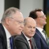 Bundeskanzler Olaf Scholz (M, SPD), Stephan Weil (SPD, vorn), Ministerpräsident von Niedersachsen, und Hendrik Wüst (CDU), Ministerpräsident von Nordrhein-Westfalen, geben nach der Ministerpräsidentenkonferenz eine Pressekonferenz.