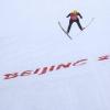 In China haben die Olympischen Winterspiele begonnen. Unser Bild zeigt den deutschen Skispringer Karl Geiger beim Training im Nationalen Skisprungzentrum. 
