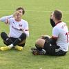 Torjubel nach Art des VfR Jettingen: Matteo Komm und Benedikt Ost veranstalten nach einem Treffer im Heimspiel gegen Horgau ein Kaffeekränzchen. 