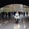 Teilnehmer an einer Fahrraddemonstration fahren am Treptower Park in Richtung Elsenbrücke.