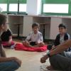 Beim Yoga mit Klaus Kaczkowski herrscht Stille und Entspannung im Klassenzimmer.