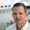 Professor Hendrik Streeck sitzt in einem Labor seines Institutes. Der Virologe rechnet in Deutschland nicht mit einer Herdenimmunität gegen das Coronavirus.