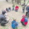 Kinder lernen von Forststudent im Wald