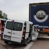 Auf der A8 hat sich am Freitagabend bei Adelsried ein schwerer Unfall ereignet. Die Autobahn wurde während der Bergungsarbeiten gesperrt. 	
