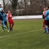 Hier erzielt Mario Krnezic (links im roten Trikot) per Kopfball das 3:0 für den FC Königsbrunn im Derby gegen den TSV. 	