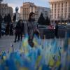 Eine Frau betrachtet die ukrainischen Flaggen, die zum Gedenken an die Gefallenen des Krieges in der Nähe des Kiewer Maidan-Platzes aufgestellt wurden.