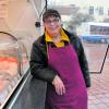 Hat trotz Regenwetters gut lachen: Inge Gutschmidt verkauft Fisch auf dem Neuburger Wochenmarkt. Die Pandemie habe ihre Umsätze steigen lassen, sagt sie.