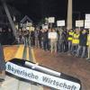 Einen lautstarken Protest gegen den Atomausstieg musste sich Bayerns Finanzminister Markus Söder vor seinem Auftritt in Gundremmingen gefallen lassen. Vorwiegend Mitarbeiter des Gundremminger Kernkraftwerks begrüßten ihn mit Buhrufen und Pfiffen. CSU-Kreisvorsitzender Alfred Sauter stand ihm zur Seite. 