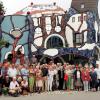 Die Landsberger Ausflügler vor dem Kunsthaus der Brauerei Kuchlbauer, das ebenfalls im Hundertwasser-Stil erbaut wurde. 
