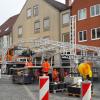 Mitarbeiter des Bauhofs von Friedberg bauen die Bühne für das Faschingstreiben auf dem Marienplatz auf. Aber wird sie am Dienstag überhaupt zum Einsatz kommen?