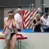 Zeugen Jehovas werden bei der Taufe ganz untergetaucht. Beim Bezirkskongress auf der Messe geschah dies in einem Schwimmbassin.  
