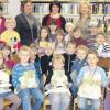 Acht Mädchen und Buben des Kindergartens Oberroth sowie die Erstklässler der örtlichen Grundschule freuen sich über ihren „Bibliotheksführerschein“.  