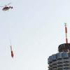Spektakulärer Hubschraubereinsatz am Hotelturm: Ein tonnenschweres Teil des alten Antennenmastes schwebt davon. 