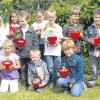 Stolz präsentierten die Vorschulkinder ihre jungen Bäumchen: (vorne v.l.) Rebecca, Jonas, Ayline, (hinten v.l.) Magdalena, Sophie, Dennis, Leonie, Daniel, Felix und Justin. 