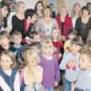 Mit einem Künstlerlied eröffneten die Kinder des Mickhausener Kindergartens ihre Vernissage im Pfarrheim. 