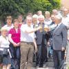 Über ein Pfarrfest freuten sich Georg Breumair (oben rechts) sowie (untere Reihe von links) Bürgermeister Rudi Fuchs, Jakob Zeitlmeir, Pater Dominikus Kirchmaier und die Helfer. 