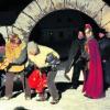 Gebannt schauten die Kinder beim Nikolausspiel zu. Nur weil Bischof Nikolaus seine Kleidung hergibt, bekommen die Menschen Getreide. Im Bild teilen die Seeräuber die Kleidung unter sich auf. Fotos: Brigitte Bunk