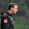 Bremens Cheftrainer Florian Kohfeldt steht im Regen. Er sagt: "Es war ein sehr schlechtes Spiel von uns."