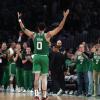 Jayson Tatum von den Boston Celtics erhält Applaus, als er nach dem Spiel vom Platz geht.